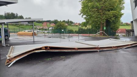 Del strehe je pristal na dovozu pred šolsko kuhinjo